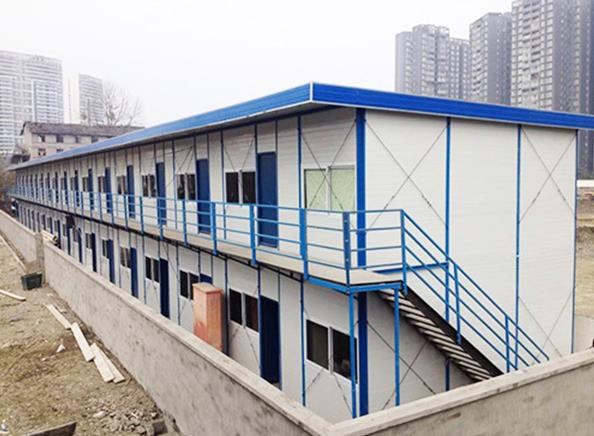 用彩鋼板搭建活動板房有什么優(yōu)勢？